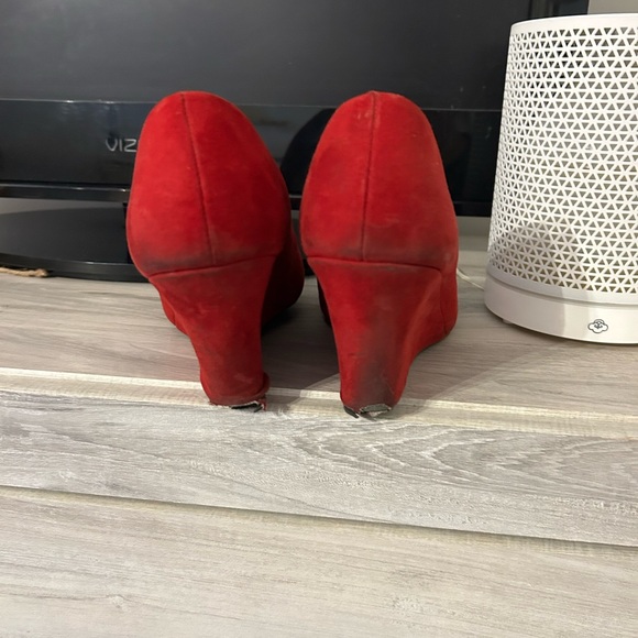 Easy Street Women's Vibrant Red Heels - Picture 6 of 6